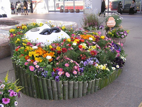 北陸新幹線金沢開業1周年記念おもてなし花壇　木製　造形　ひゃくまんさん　花壇